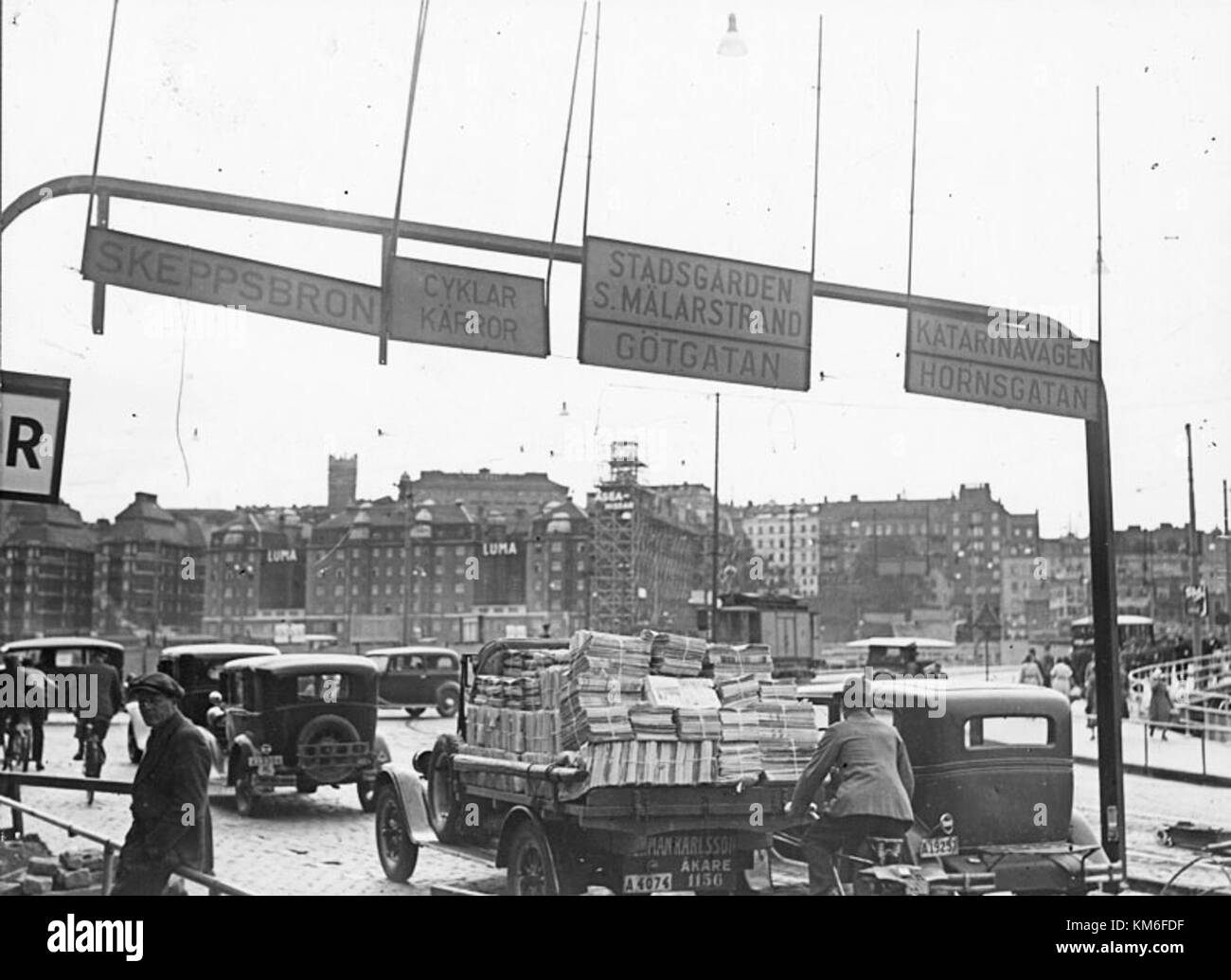 Slussen, un importante centro di trasporto a Stoccolma, Svezia, è raffigurato qui in una fotografia del 1933. Mostra l'area come apparve all'inizio del XX secolo, mostrando il suo sviluppo urbano e il suo ruolo nelle infrastrutture della città. Foto Stock