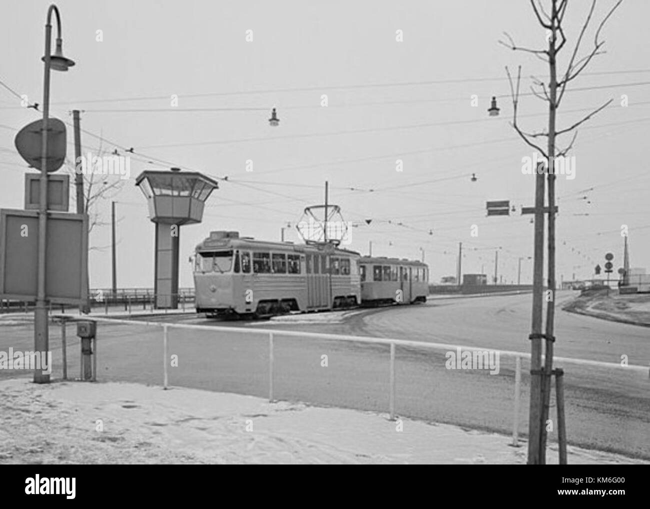 La fotografia "Hornstull mot syd 1964" cattura una vista stradale di Hornstull, un quartiere di Stoccolma, Svezia, che guarda verso sud nel 1964. L'immagine raffigura la vita urbana, l'architettura e i trasporti a metà del XX secolo, offrendo un'istantanea dello sviluppo di Stoccolma durante quel periodo. Foto Stock