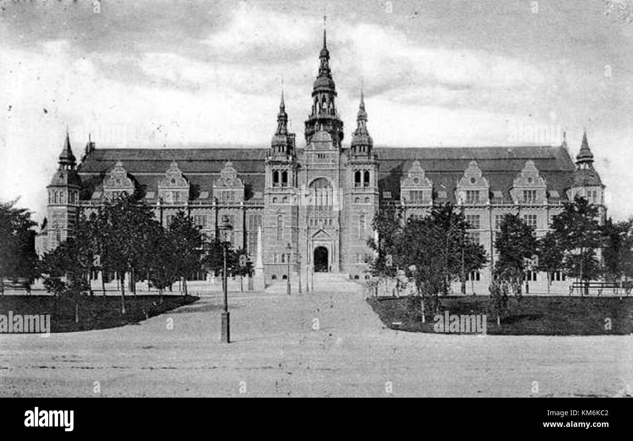 Il Nordiska Museet, situato a Stoccolma, Svezia, è dedicato alla storia culturale svedese. Questa fotografia del 1910 cattura la sua grandezza architettonica e mostra il patrimonio svedese. Foto Stock