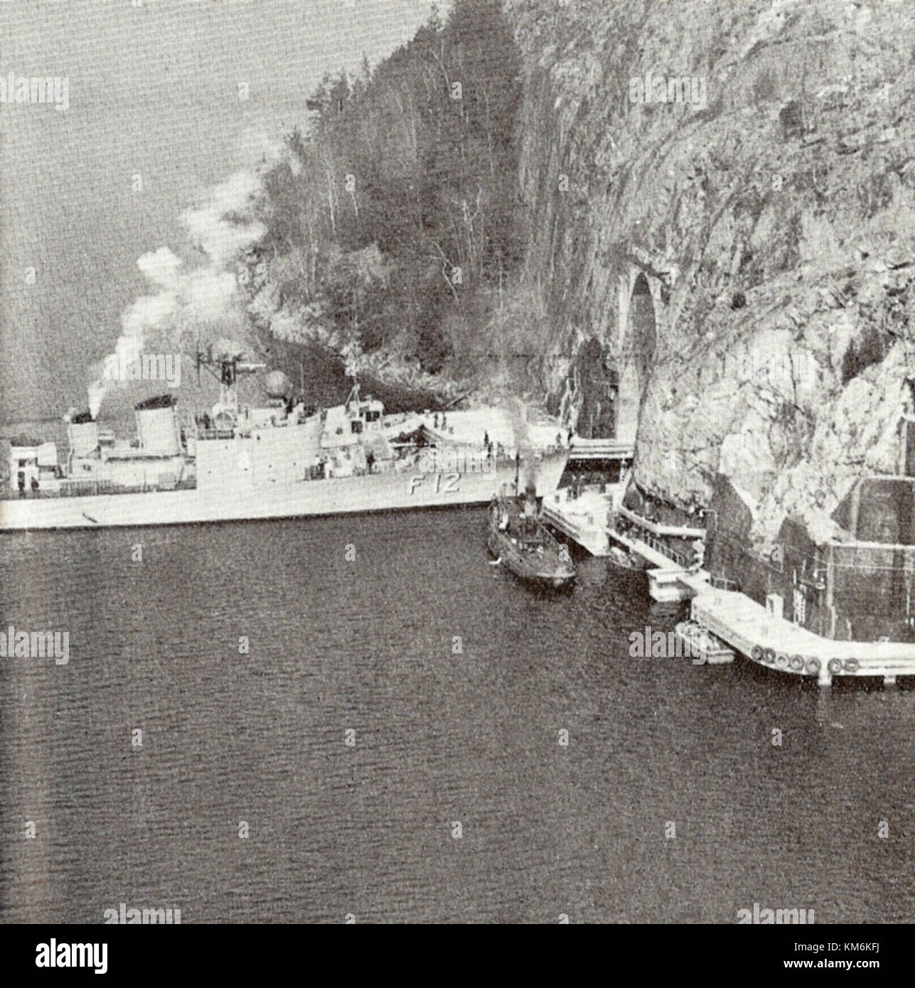 La HMS Sundsvall è una nave navale svedese della serie di corvette della classe Visby. L'immagine mostra la nave in un tunnel, probabilmente in fase di manutenzione o stoccaggio. La classe Visby è nota per le sue capacità furtive e la tecnologia avanzata. Foto Stock
