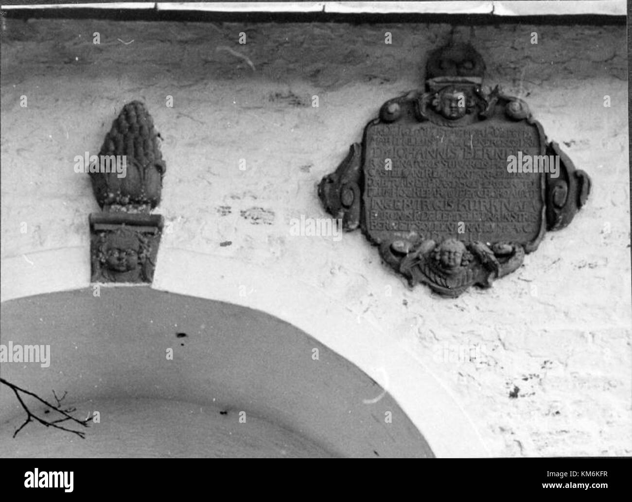 La chiesa di Sollentuna, situata a Sollentuna, in Svezia, è una chiesa medievale in pietra risalente alla fine del XII secolo. Originariamente comprendente l'attuale torre e due baie più occidentali della navata, nel corso dei secoli ha subito diverse espansioni e ristrutturazioni, tra cui l'ampliamento e l'estensione del coro e l'aggiunta di una sacrestia settentrionale. La vicinanza della chiesa al lago Norrviken suggerisce che potrebbe essere stata una struttura difensiva durante l'età vichinga. Foto Stock