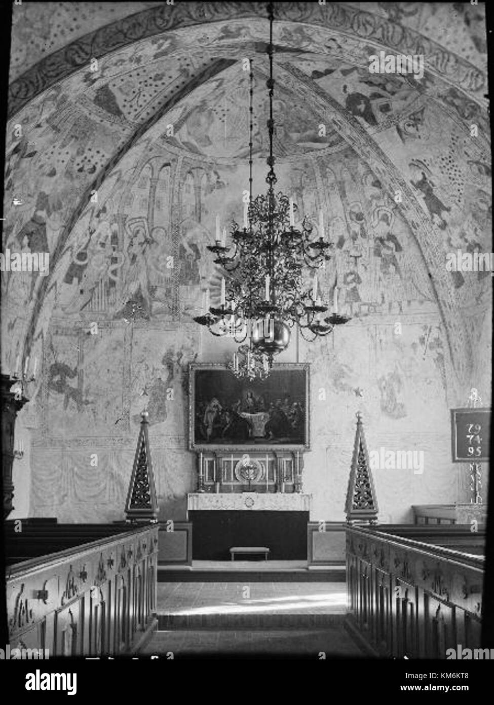 La chiesa di Morkarla, situata in Svezia, è una chiesa in stile romanico del XII secolo che vanta una notevole architettura medievale. La chiesa è conosciuta per le sue mura in pietra, le piccole finestre e gli interni semplici ma belli. Rimane un sito importante per i servizi religiosi e le visite storiche nella regione. Foto Stock