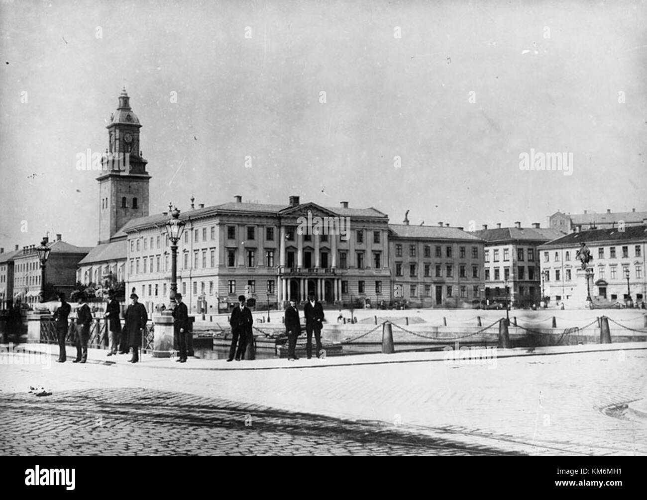 Gustaf Adolfs torg è una piazza di Goteborg, Svezia, caratterizzata da un'architettura storica e una statua centrale del re Gustavo II Adolfo, con edifici circostanti e una notevole area pedonale. Foto Stock