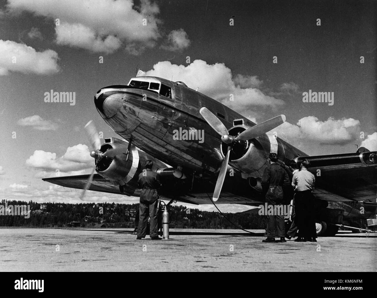 Un'immagine storica dell'aeromobile SAS DC-3 all'aeroporto di Lillehammer in Norvegia. Il DC-3, un velivolo leggendario, rappresenta i primi giorni dell'aviazione commerciale ed è una parte iconica della storia dell'aviazione. Foto Stock