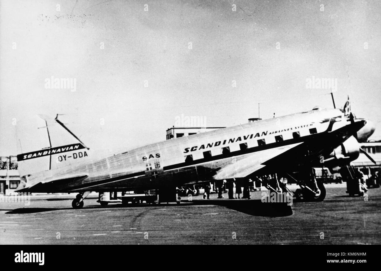 Il SAS DC-3, chiamato "Sven Viking", era un importante aereo utilizzato dalla Scandinavian Airlines System (SAS) durante la metà del XX secolo. La foto mostra l'aereo a terra in un aeroporto, evidenziando il suo design classico e il suo significato storico nell'aviazione. Foto Stock