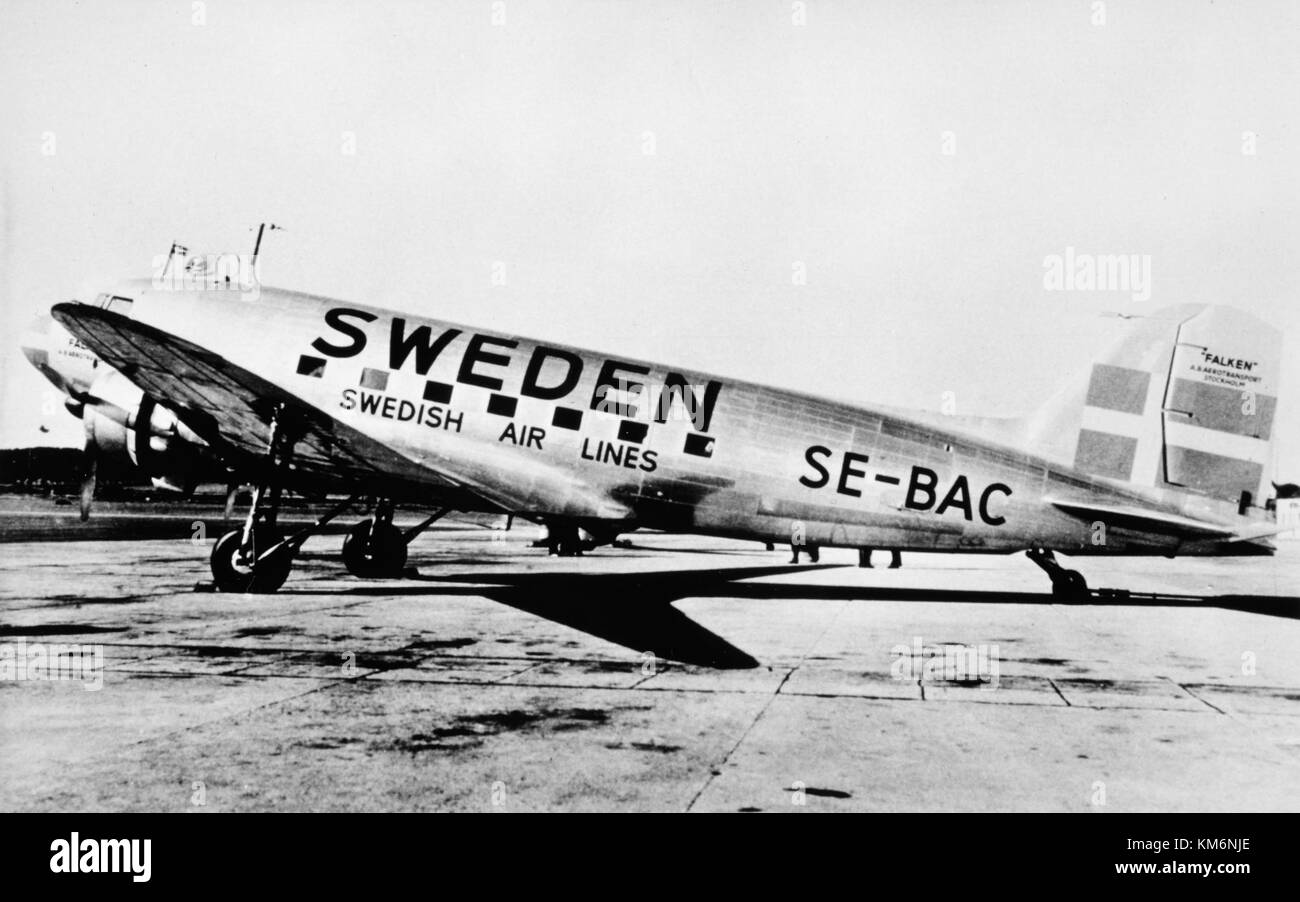 Il SAS DC-3 Falken se BAC è visibile a terra all'aeroporto, mostrando il design distintivo di questo iconico velivolo. Il Douglas DC-3 era un aereo di linea ampiamente utilizzato, noto per la sua durata e il ruolo fondamentale nello sviluppo dell'aviazione commerciale. Foto Stock