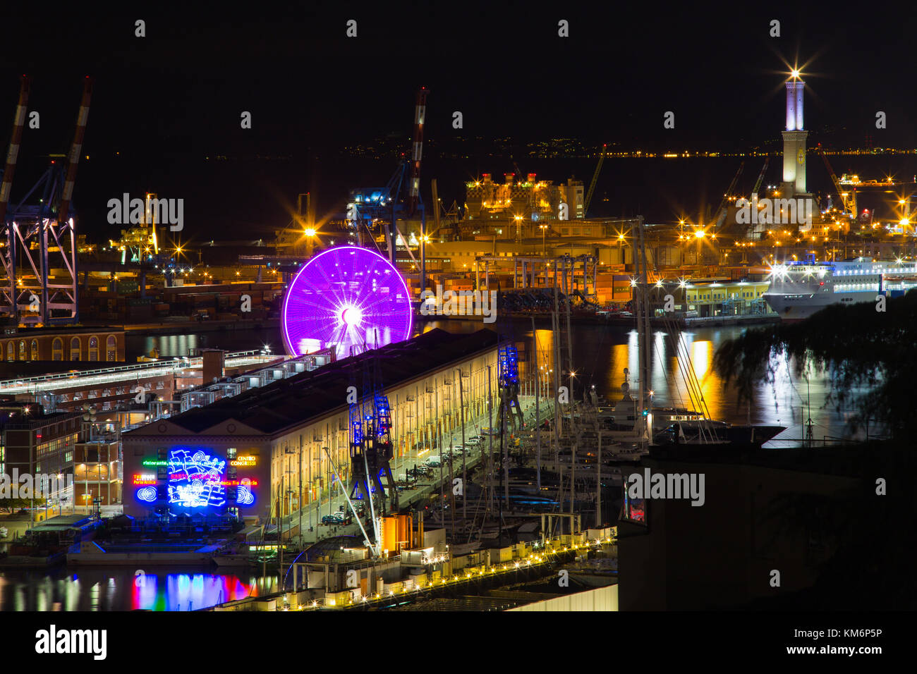 Genova, (Genova), l'Italia, novembre 27, 2017 - vista notturna del porto antico, città di Genova, Italia/ Genova paesaggio/ skyline di Genova Foto Stock