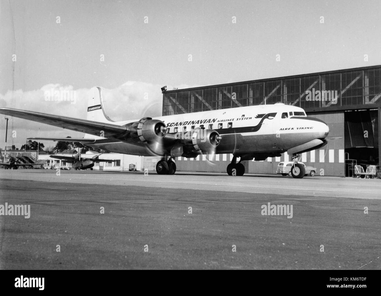 Il SAS DC-6, Alrek Viking se BDE, è un velivolo classico visto all'aeroporto di Bromma a Stoccolma, Svezia. Questo aereo fa parte della flotta storica di SAS e mette in mostra la tecnologia aeronautica della metà del XX secolo. Foto Stock