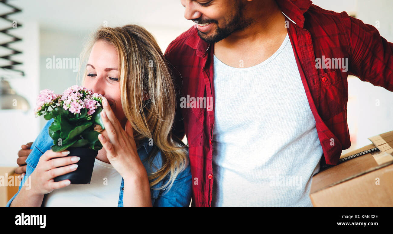 Coppia giovane disimballaggio di scatole di cartone a nuova casa in movimento nella nozione Foto Stock