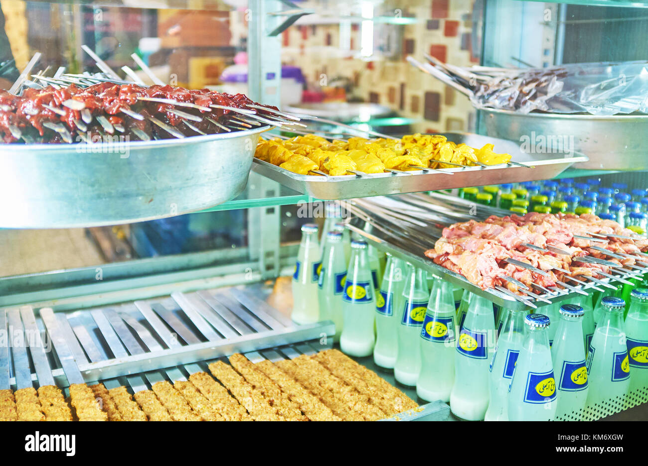 Yazd, Iran - 17 ottobre 2017: il windowcase in uno dei caffè iraniano che si specializza in: spiedini di agnello, pollo, manzo, fegato, cuore bovino, ecc. su octo Foto Stock