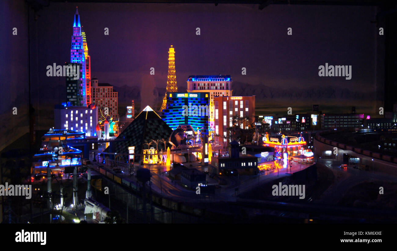 AMBURGO, GERMANIA - 8 MARZO 2014: Las Vegas di notte al Miniatur Wunderland è un'attrazione ferroviaria modello e la più grande del suo genere al mondo Foto Stock