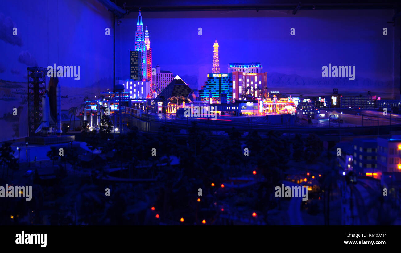 Amburgo, Germania - 8 marzo 2014: las vegas di notte al miniatur wunderland è un modellino ferroviario attrazione e il più grande del suo genere in tutto il mondo Foto Stock