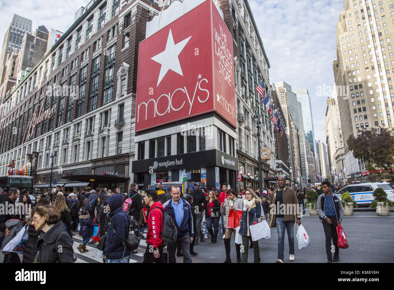 Gli amanti dello shopping attraversano la strada al 34th & Broadway by Macy's nel weekend del Ringraziamento del Black Friday, che segna l'inizio della stagione dello shopping natalizio. Foto Stock