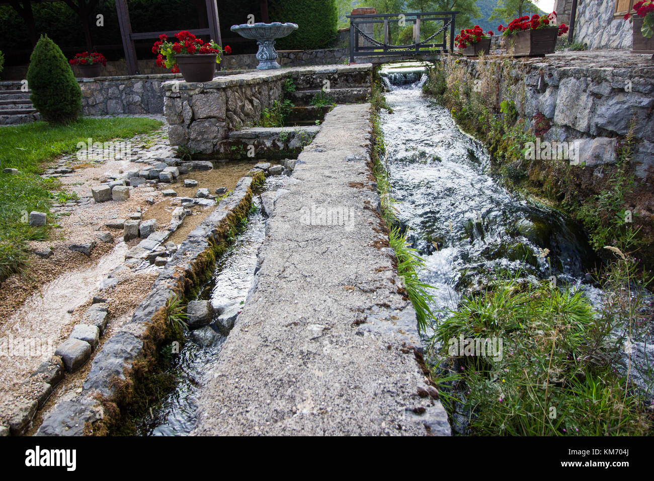 I canali dell'acqua accanto al nuovo Hotel Gacka che una volta erano usati per dirigere l'acqua proveniente dalle sorgenti di alimentazione dei mulini Foto Stock