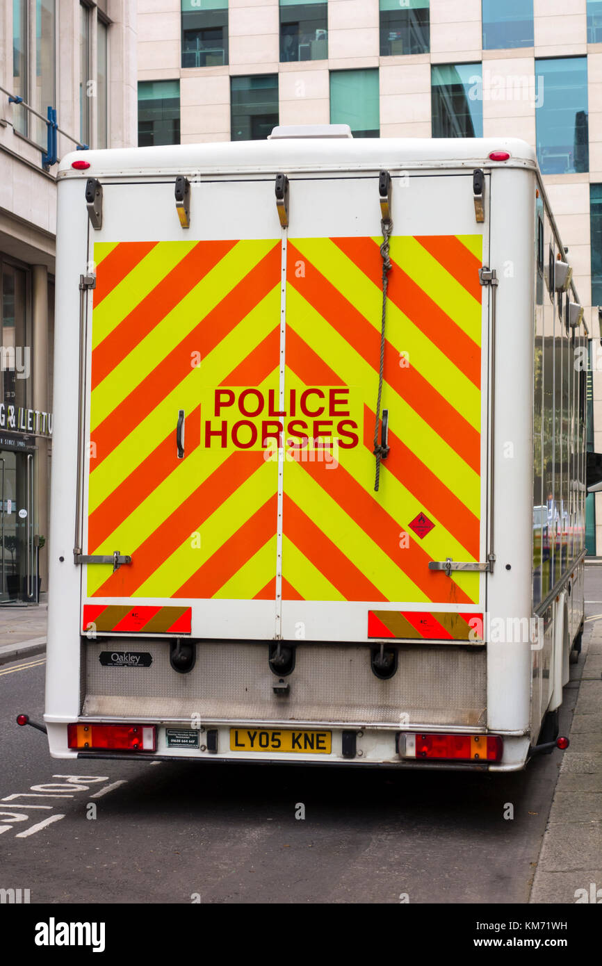 I cavalli della polizia van parcheggiato su una strada della città di Londra, Regno Unito Foto Stock