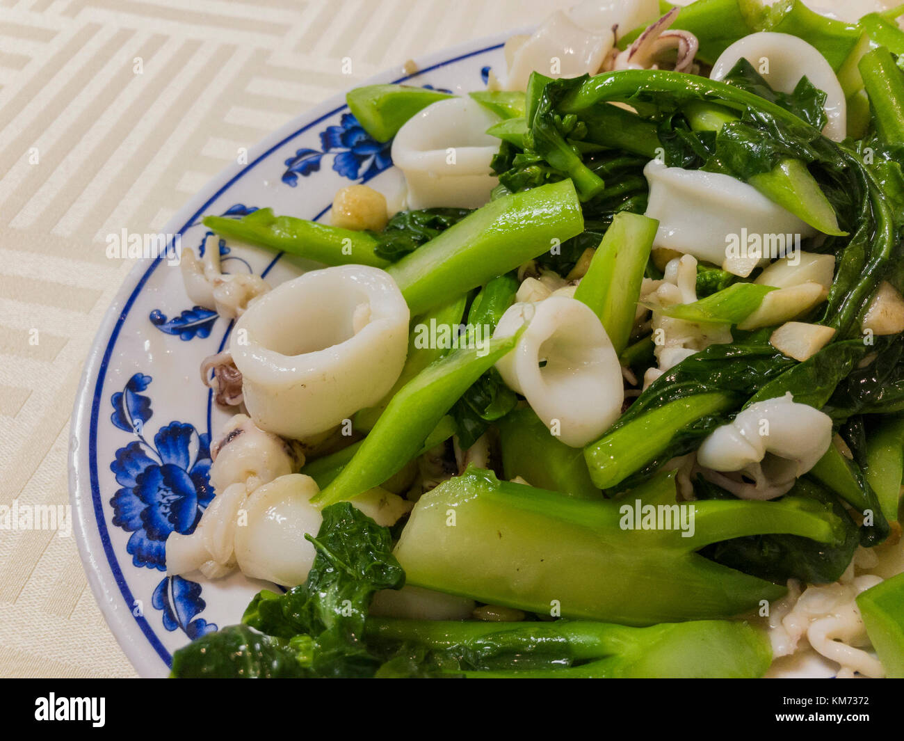 Immagine ravvicinata di fry broccoli cinesi e calamari a Los Angeles, california, Stati Uniti Foto Stock