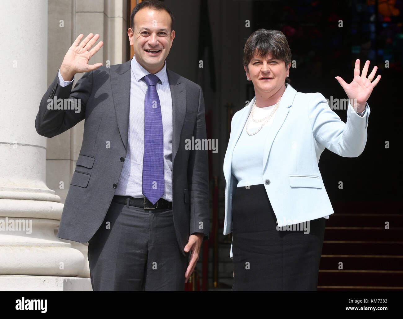 16/06/2017 Arlene Foster in Dublino. Nella foto al di fuori di edifici del governo di Dublino è oggi un Taoiseach Leo Varadkar TD e Democratico Unionista del Leader del Partito Arlene Foster di parlare ai media dopo il suo incontro con un Taoiseach Leo Varadkar TD questa mattina. Foto: Sam Boal / RollingNews.ie Foto Stock