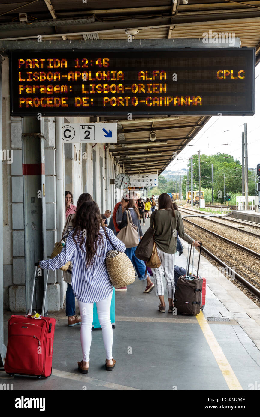 Coimbra Portugal,Coimbra B,Comboios de Portugal,ferrovia,treno,stazione,piattaforma,adulti adulta donna donna donna donna donna donna donna donna donna donna donna donna donna donna donna donna donna donna donna donna donna donna donna donna donna donna donna donna donna donna donna donna donna, bagagli,dal vivo partenza Foto Stock