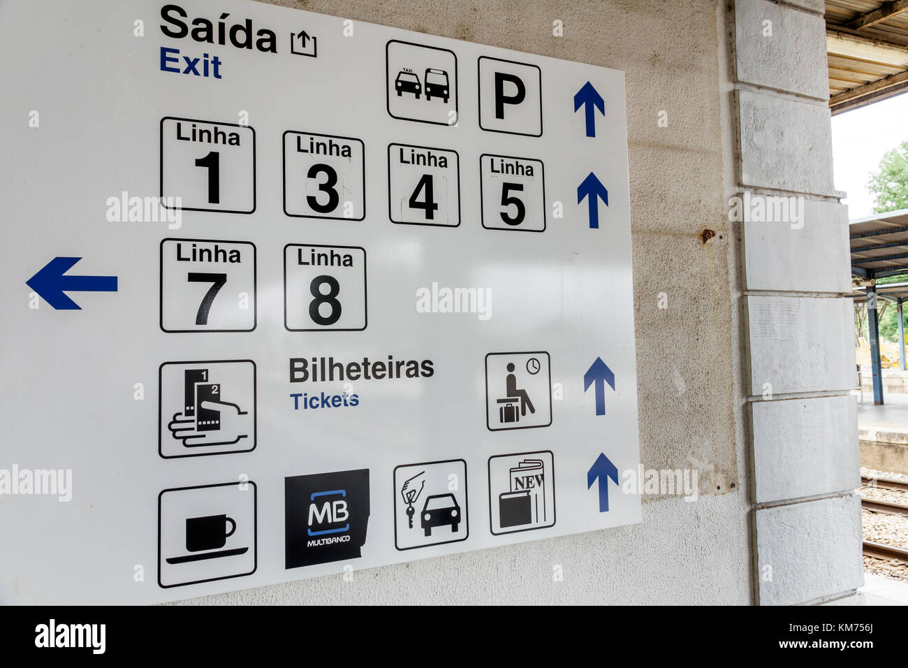 Coimbra Portugal,Coimbra B,Comboios de Portugal,ferrovia,treno,stazione,cartello,binari,direzione,ispanico,immigrati,Portoghese,PT170705007 Foto Stock