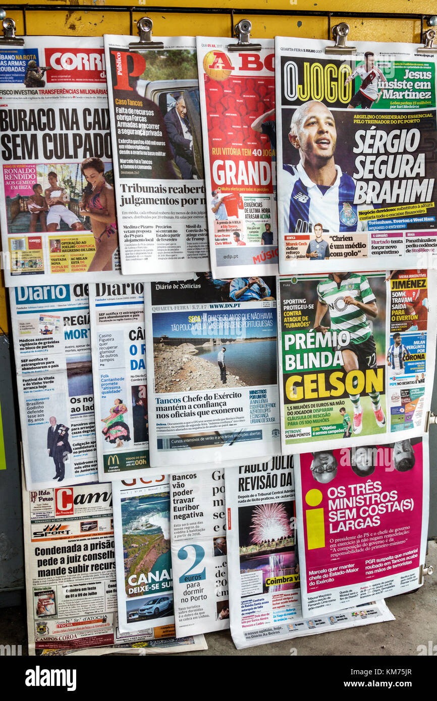 Coimbra Portugal,edicola,giornali,portoghese,lingua,sport,headline,dailies,mostra vendita ispanica,immigrati,portoghese,PT170705018 Foto Stock