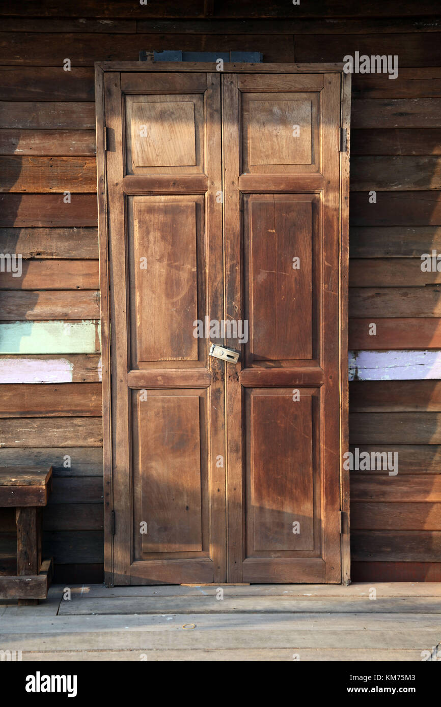 Chiusa la porta di legno di una casa in legno Foto Stock