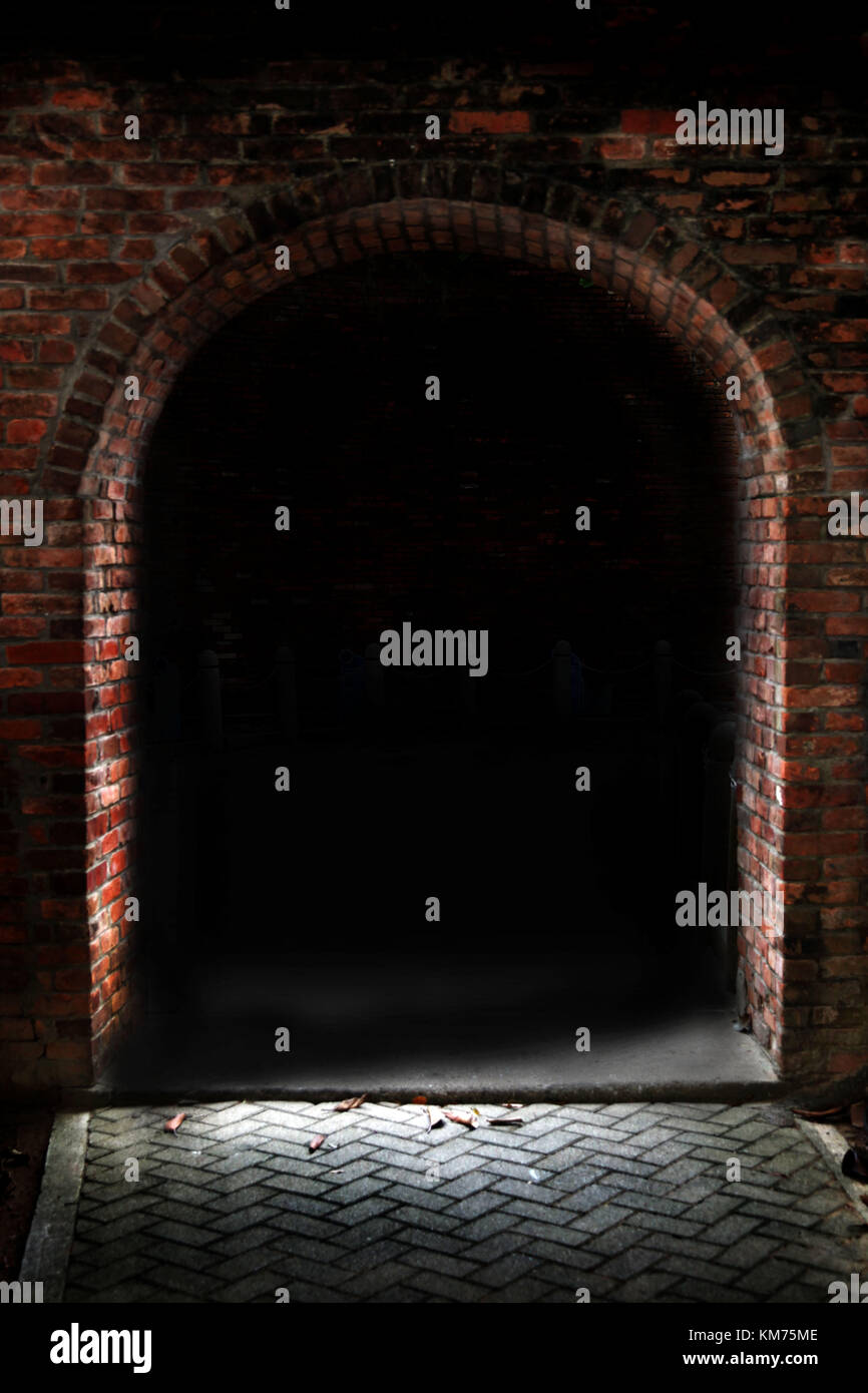 Ingresso di un tunnel scuro in un edificio a Hong Kong Foto Stock