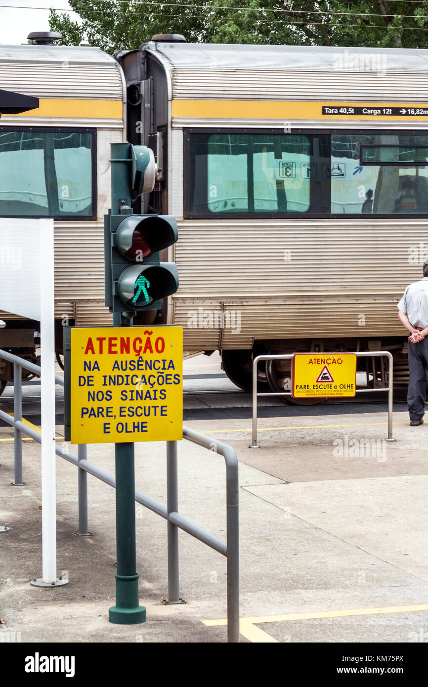 Coimbra Portugal,Coimbra B,Comboios de Portugal,ferrovia,treno,stazione,pista,attraversamento pedonale,cartello,avvertimento,segnale,lingua portoghese,ispanica,immig Foto Stock