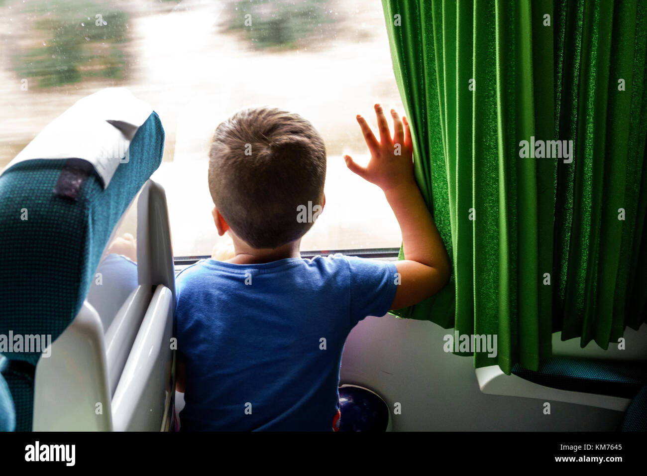 Coimbra Portugal,Comboios de Portugal,treno,ragazzi,ragazzi,ragazzi ragazzi ragazzi ragazzi ragazzi bambini bambini bambini piccoli, ragazzo,cabina,dentro,finestra toccante,guardando fuori,suo Foto Stock