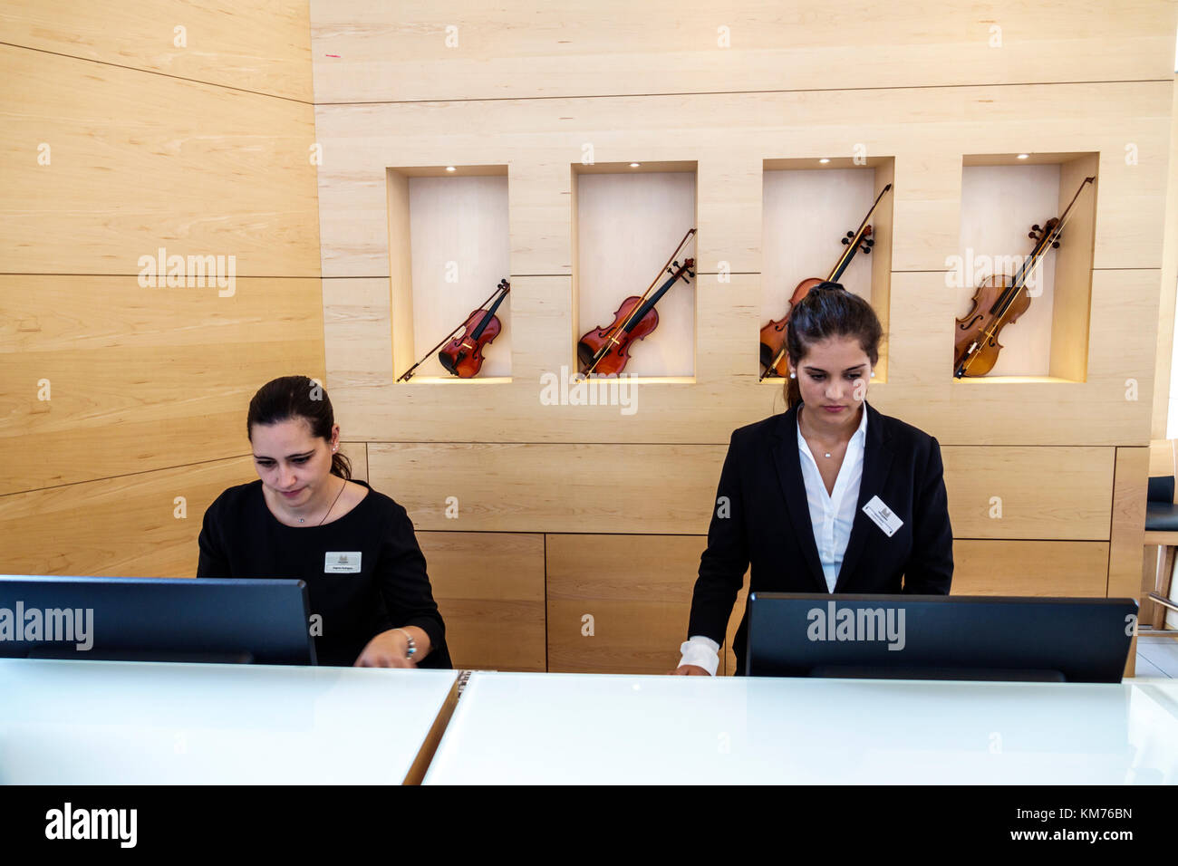 Porto Portugal,Hotel da Musica,hotel,reception check in reception prenotazione registrazione registro prenotazioni,donna donne,agente,impiegato,lavoro,v Foto Stock
