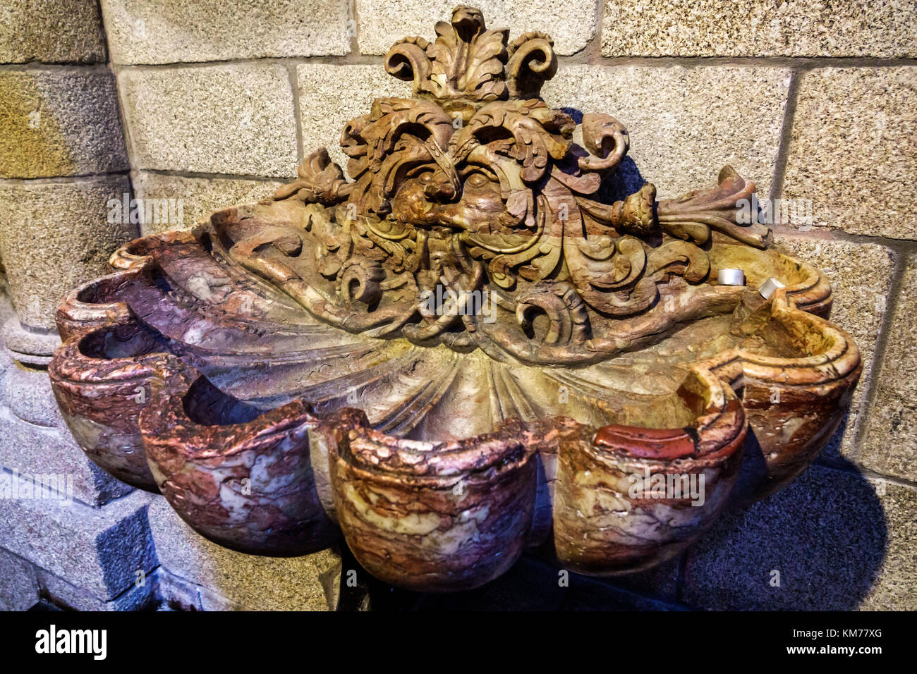 Porto Portogallo,centro storico,se do Porto,Cattedrale di Porto,chiesa cattolica romana,interno,acqua Santa,font,marmo rosso,XVII secolo,ispanico lati Foto Stock