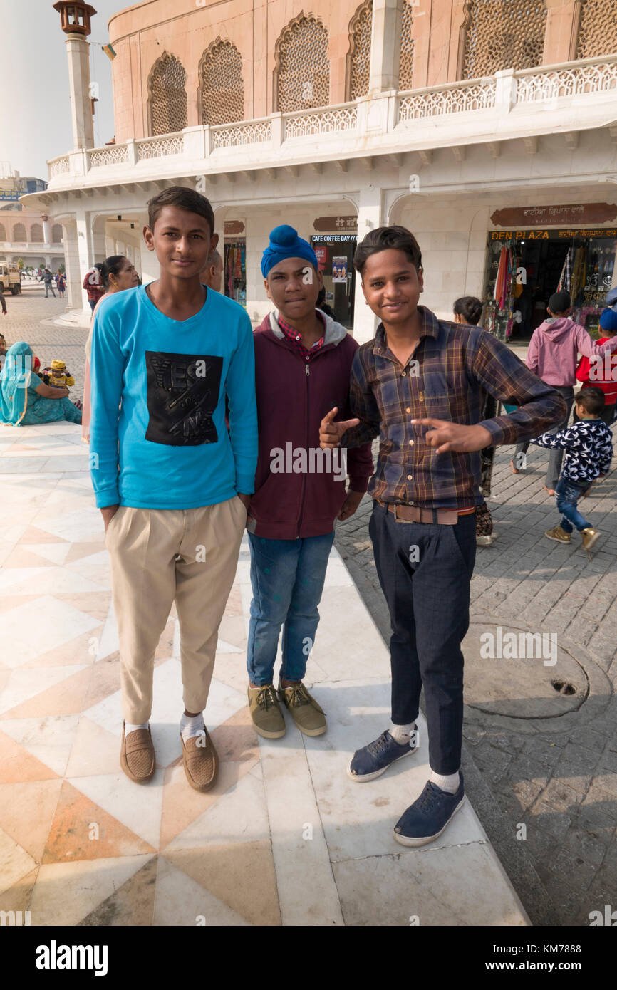 Ritratto di tre ragazzi adolescenti di Amritsar Punjab, India Foto Stock