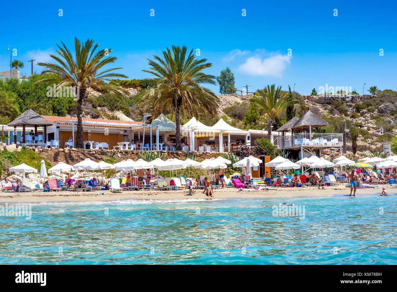 Persone rilassante su Coral Bay Beach, una delle più famose spiagge di Cipro. Foto Stock