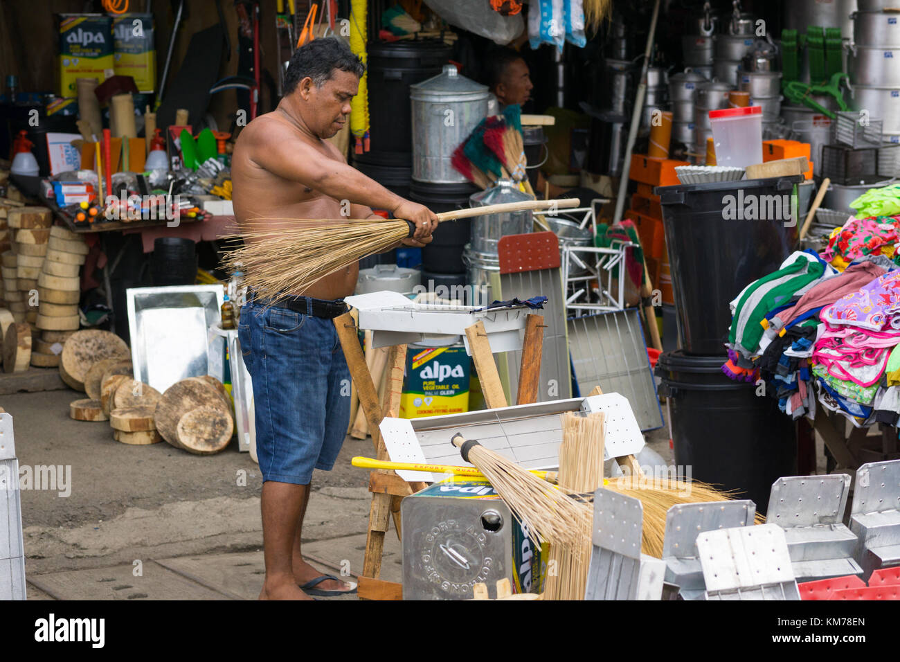 Un uomo che fa un tradizionale scopa,Cebu City, Filippine Foto Stock
