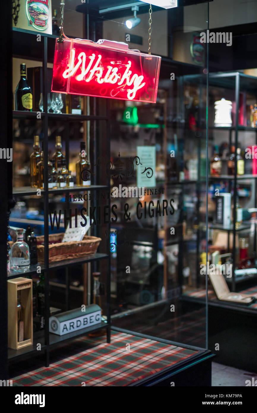 Whisky e Cigar Shop - Robert Graham Premium Whisky & Cigar Store mercantile a Cambridge Regno Unito. La società è stata costituita a Glasgow nel 1874 Foto Stock
