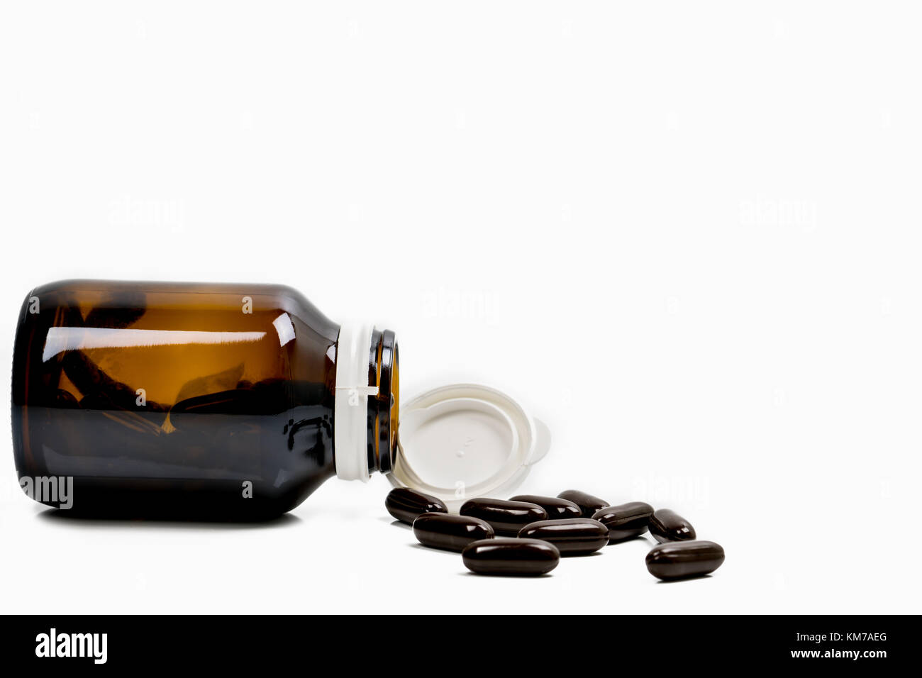 Polivitaminico capsula pillole per la donna incinta con Ambra Flacone con etichetta vuota e copia spazio isolato su sfondo bianco. Vitamine e supplemento Foto Stock