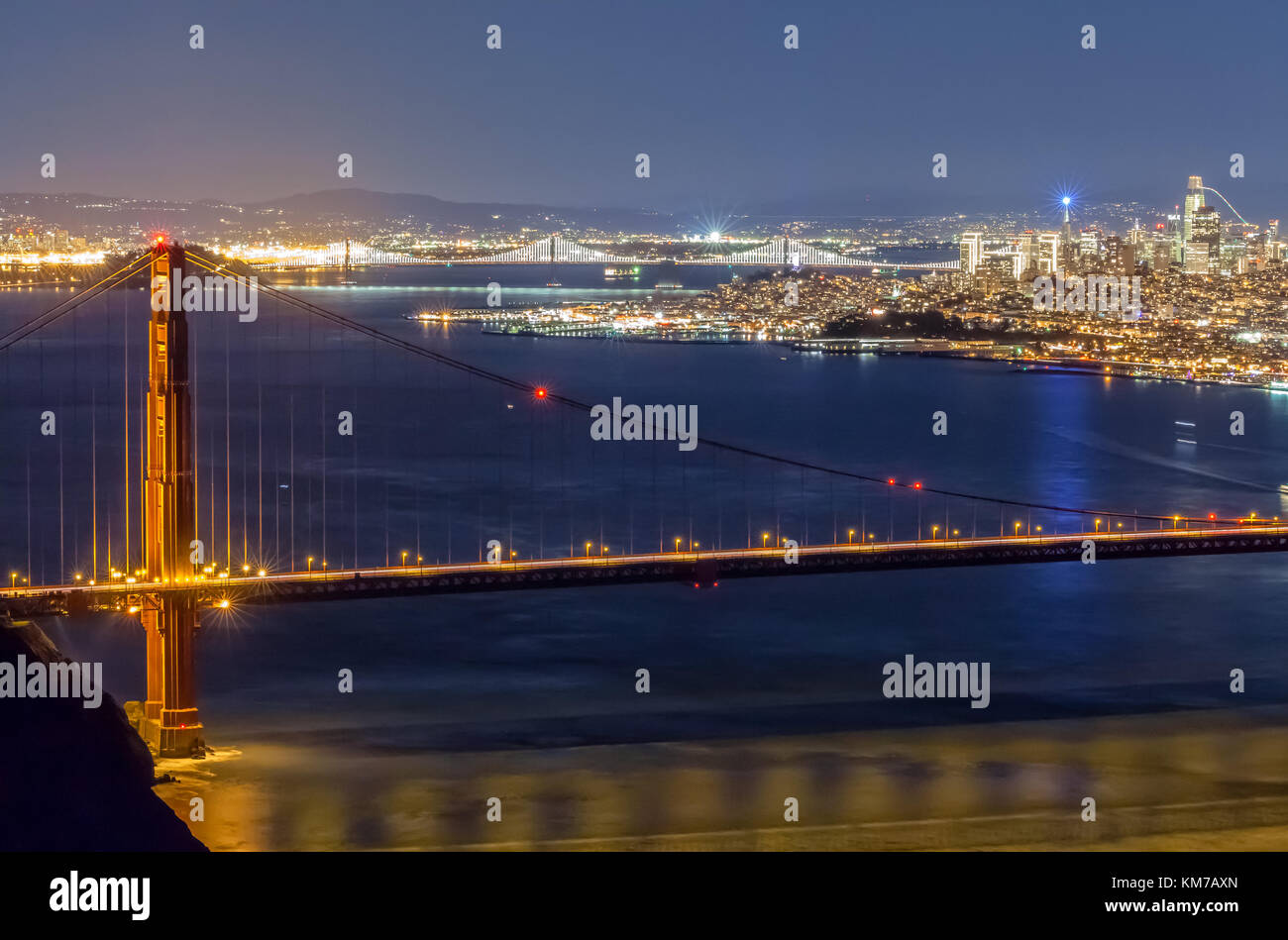Notte tempo presso il Golden Gate Bridge, con la città di San Francisco e città della East Bay nel back ground, California, Stati Uniti. Foto Stock