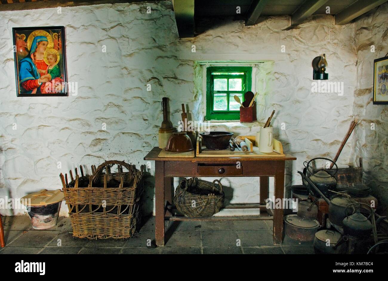 Ulster Folk and Transport Museum, Cultra. Cottage interno intorno al 1859 originariamente situato accanto a Lough Neagh, contea di Antrim Foto Stock