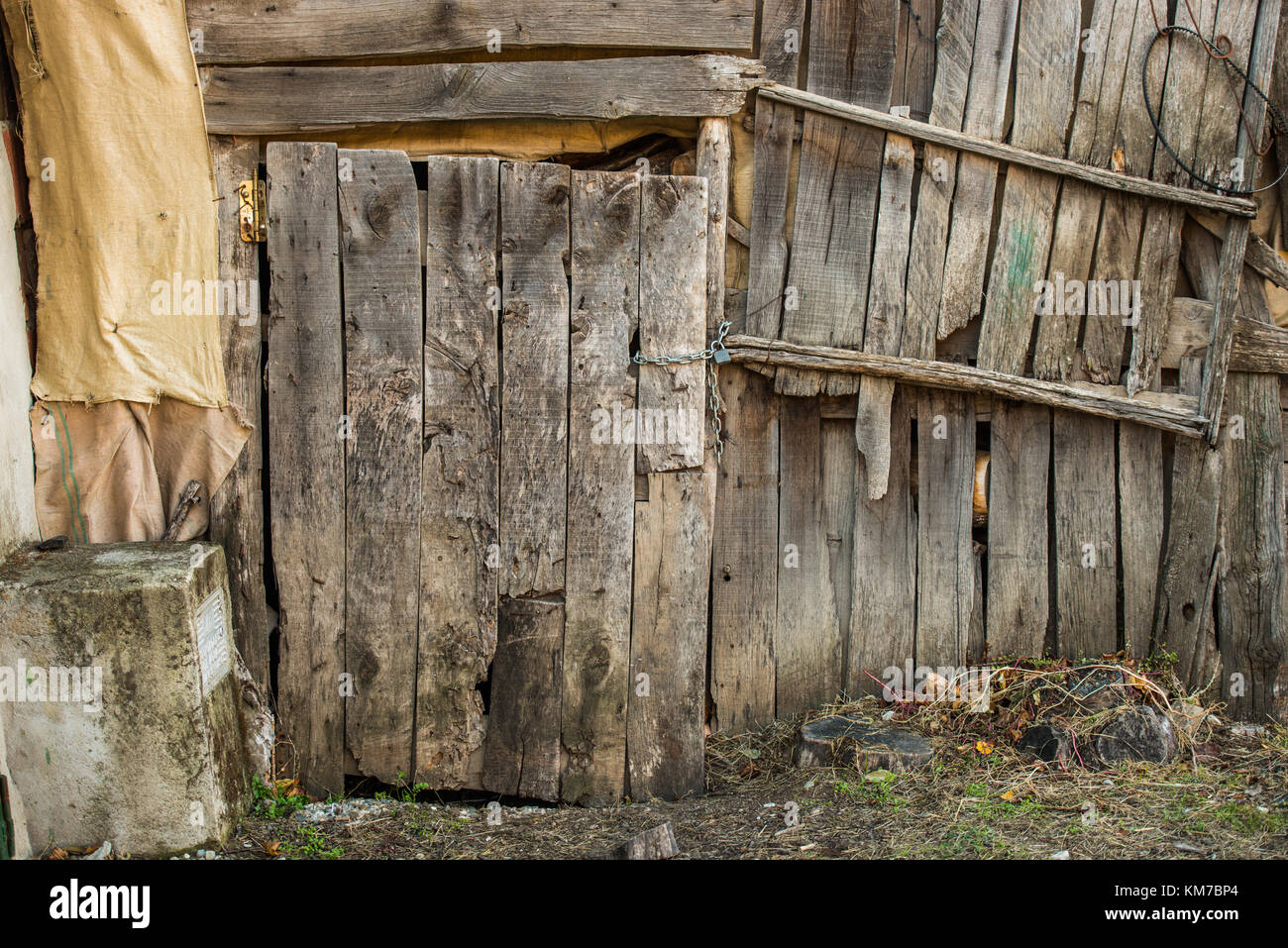 Porta sgangherato con legno marcio in accesso a una casa abbandonata in Jerte, Estremadura, Spagna Foto Stock