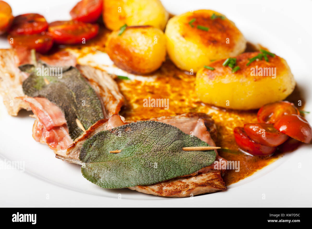 Ala saltimbocca alla romana scaloppe con salvia Foto Stock