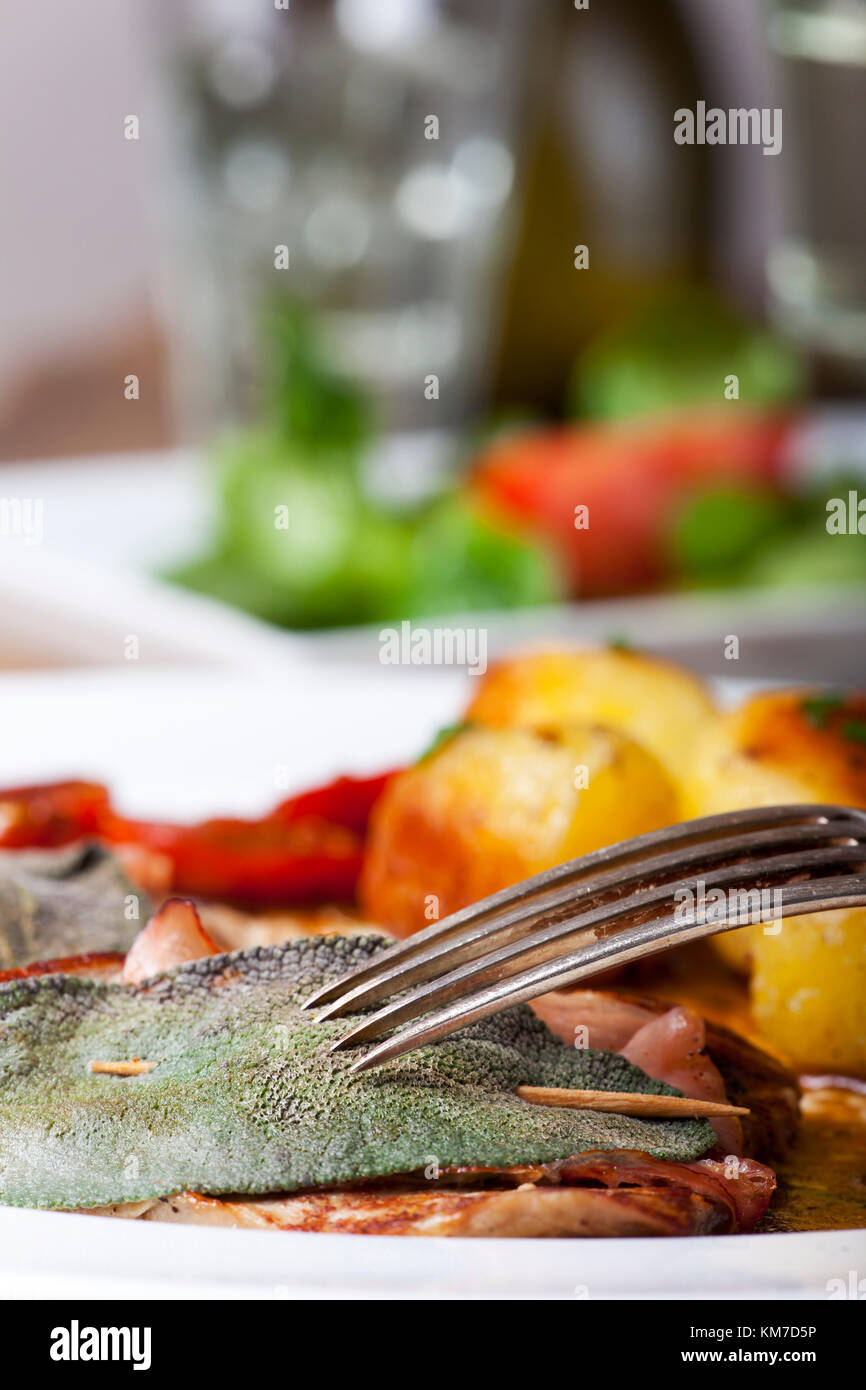 Ala saltimbocca alla romana scaloppe con salvia Foto Stock
