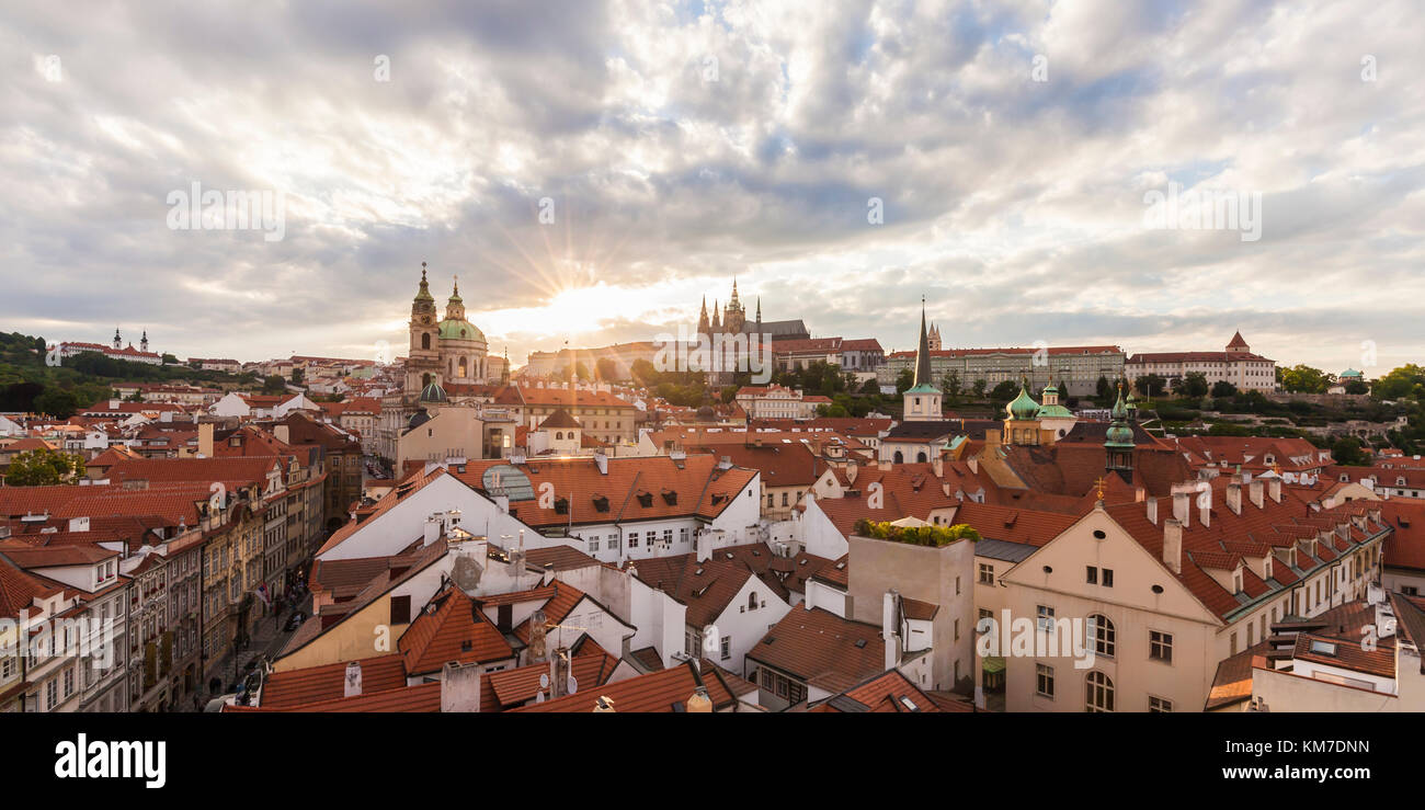 Tschechien, Prag, Stadtansicht, Kleinseite, Kirche San Nicolò, Hradschin mit der Burg, Burganlage, Skyline, Sonnenuntergang, Panorama Foto Stock