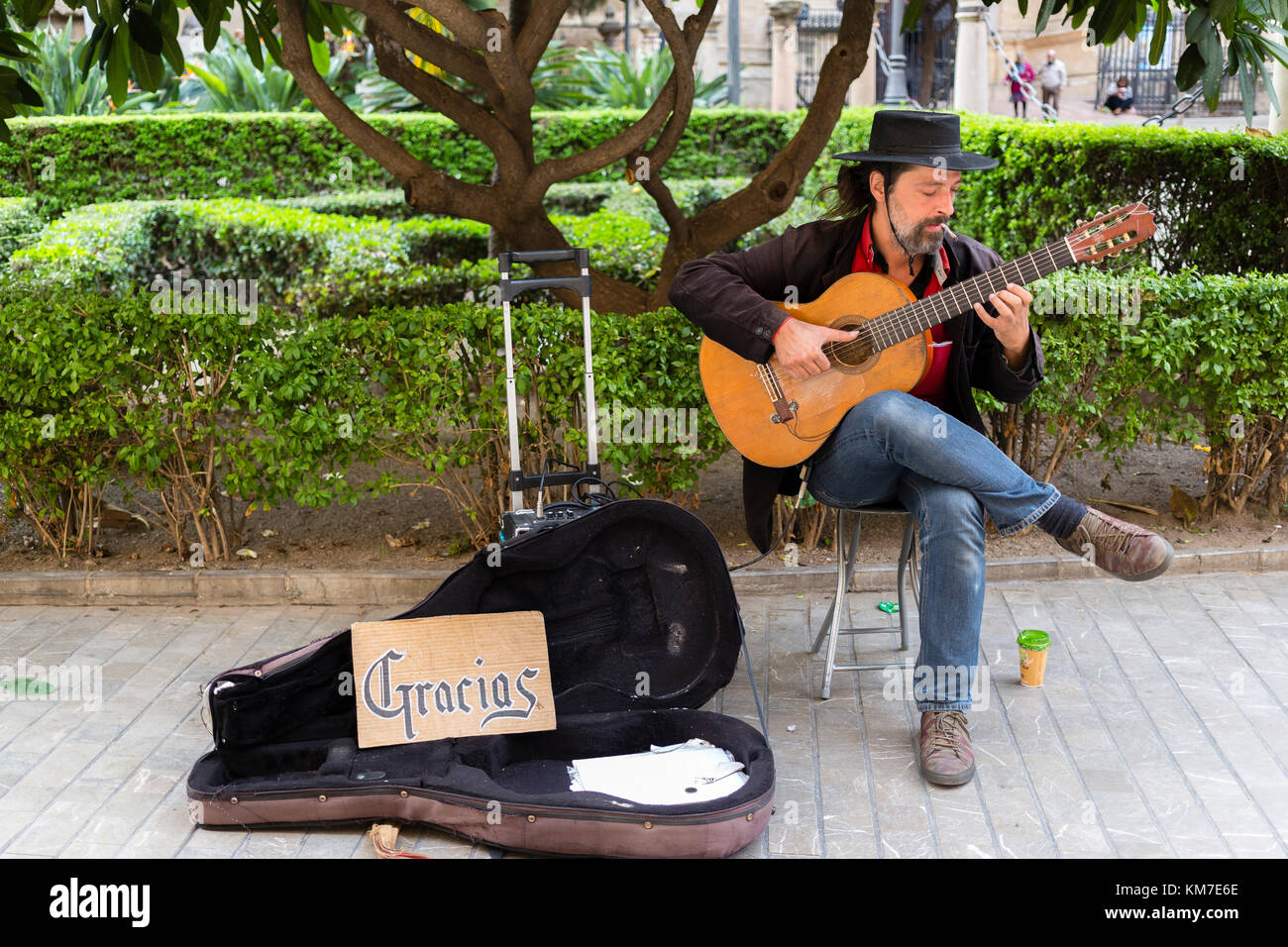 Il chitarrista spagnolo musicista di strada sulla strada a Malaga, Spagna Foto Stock