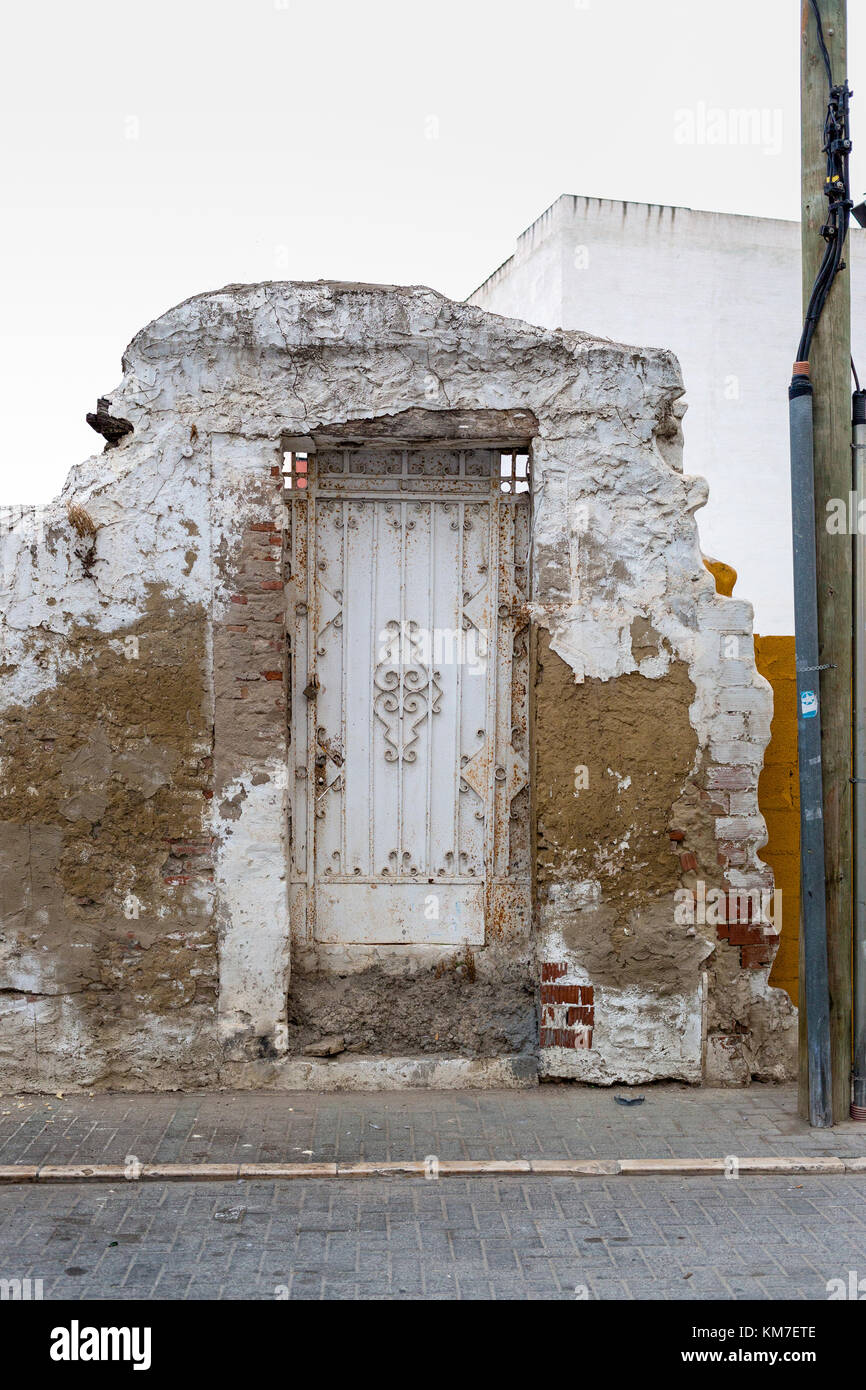 Demolita casa solo con gate e parti di parete a sinistra in piedi Foto Stock