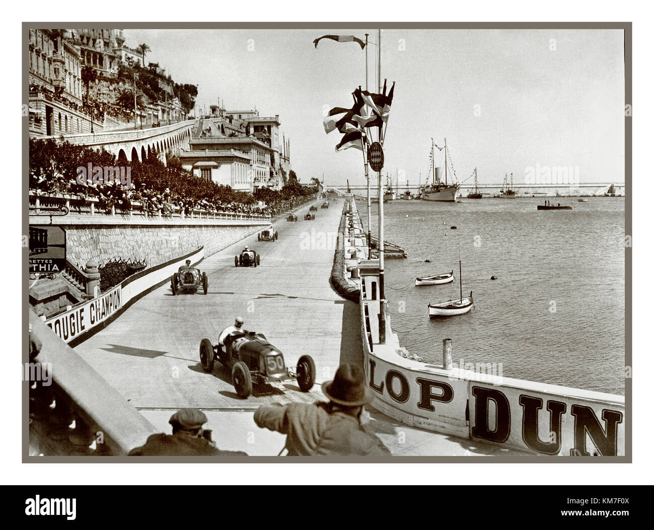 VINTAGE 1931 GRAN PREMIO DI MONACO MOTOR RACING (Formula 1) il Gran Premio di Monaco 1931 è stato una gara di Gran Premio che si è svolta sul circuito di Monaco il 19 aprile 1931 numero 50 a capo di questa gara è la Maserati 8C 2500 guidata da Rene Dreyfus, Bugatti. Louis Chiron venne per primo in un Bugatti Foto Stock