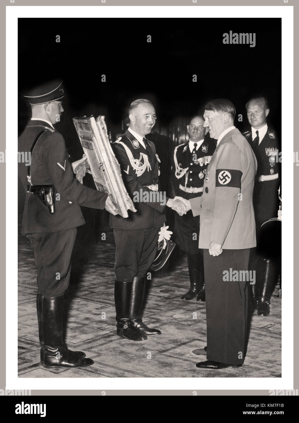 VINTAGE nazista di Hitler compleanno Hitler è presentato con un dipinto del suo eroe, Federico il Grande, da Heinrich Himmler (al centro), il capo delle SS per contrassegnare il Führer il cinquantesimo compleanno nel 1939 Foto Stock