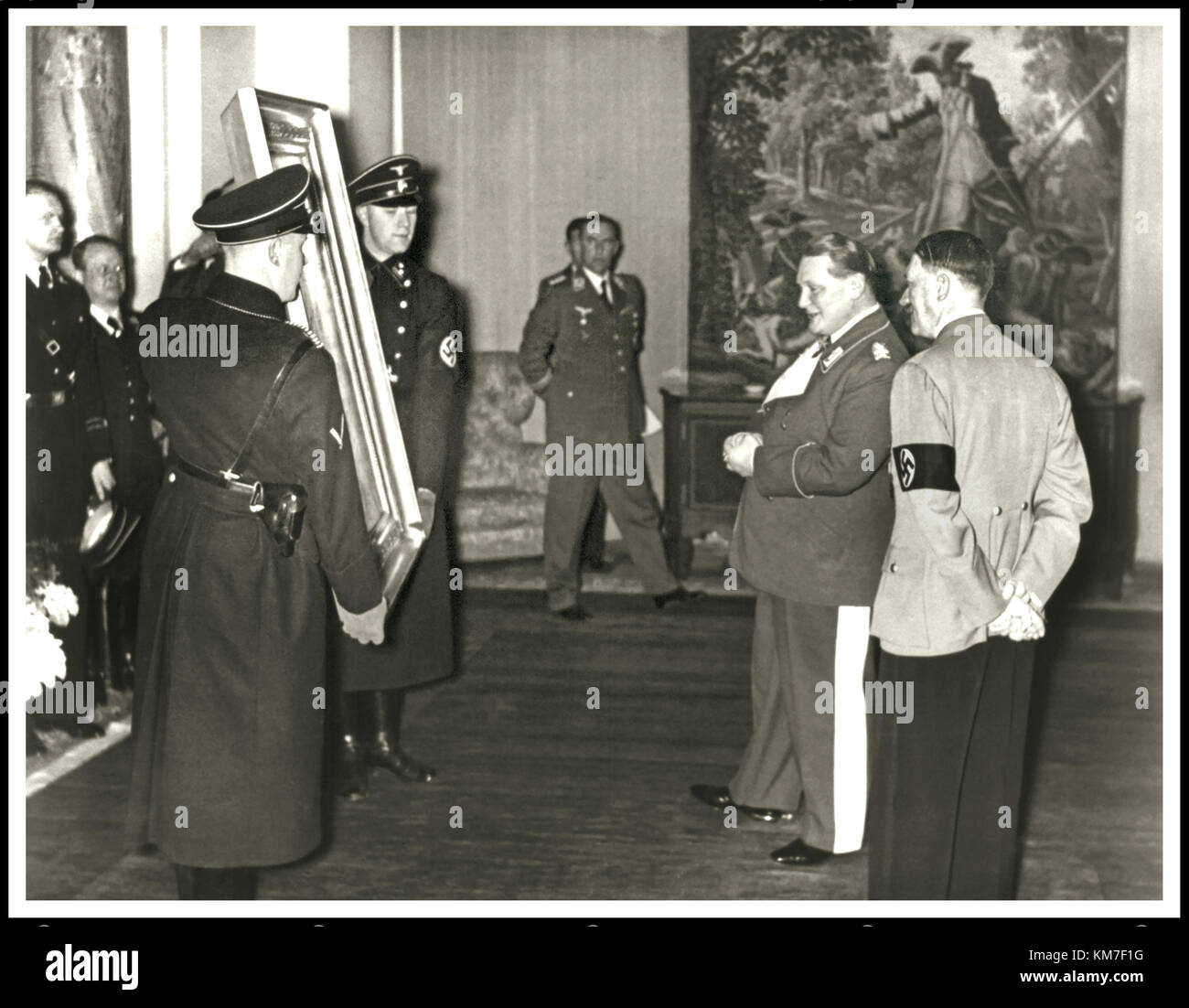 VINTAGE NAZI GOERING COMPLEANNO HITLER Field-Marshal tedesco Hermann Goering presentato con un dipinto di nome ''l'Falconer' sul suo quarantacinquesimo compleanno dato a lui da da Adolf Hitler Foto Stock