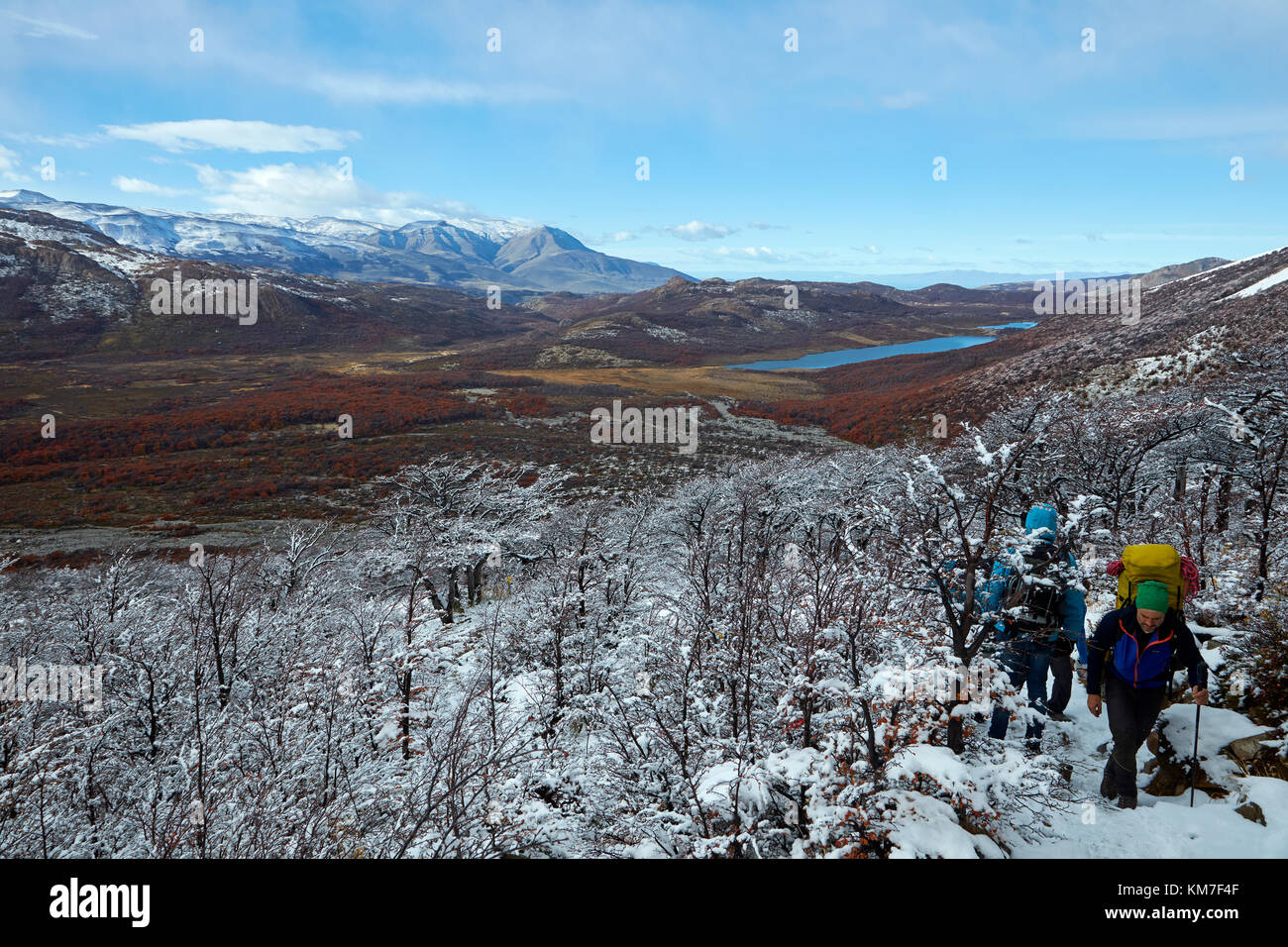 Gli escursionisti in neve sulla pista di laguna de los Tres, Parque Nacional Los Glaciares (area del patrimonio mondiale), Patagonia, Argentina, Sud America Foto Stock