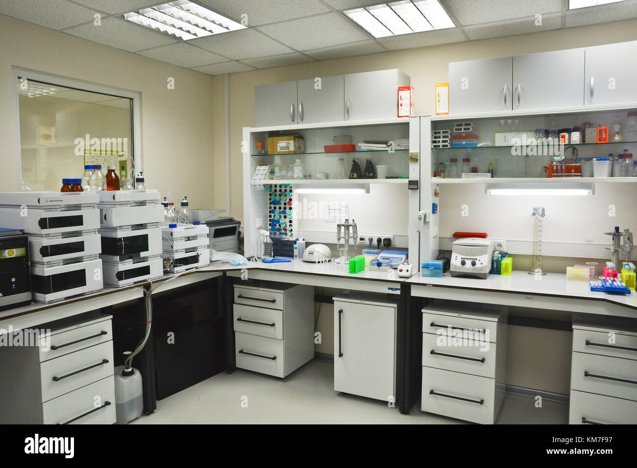 Interno di un moderno laboratorio chimico. Le attrezzature in camera per la ricerca scientifica. Foto Stock