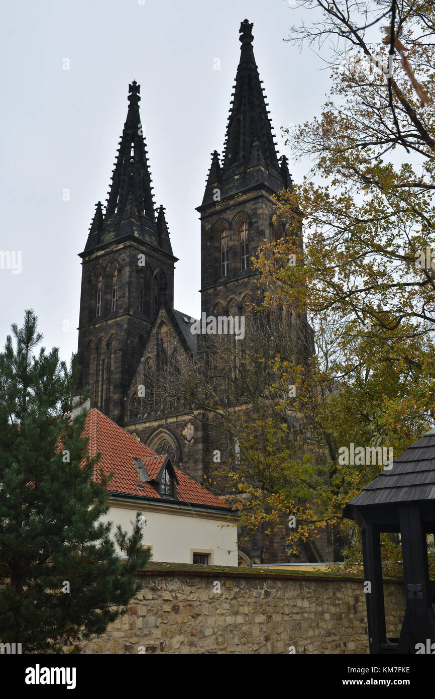 La Basilica dei Santi Pietro e Paolo a Vysehrad, Praga. Attrazioni della capitale ceca autunno. Foto Stock