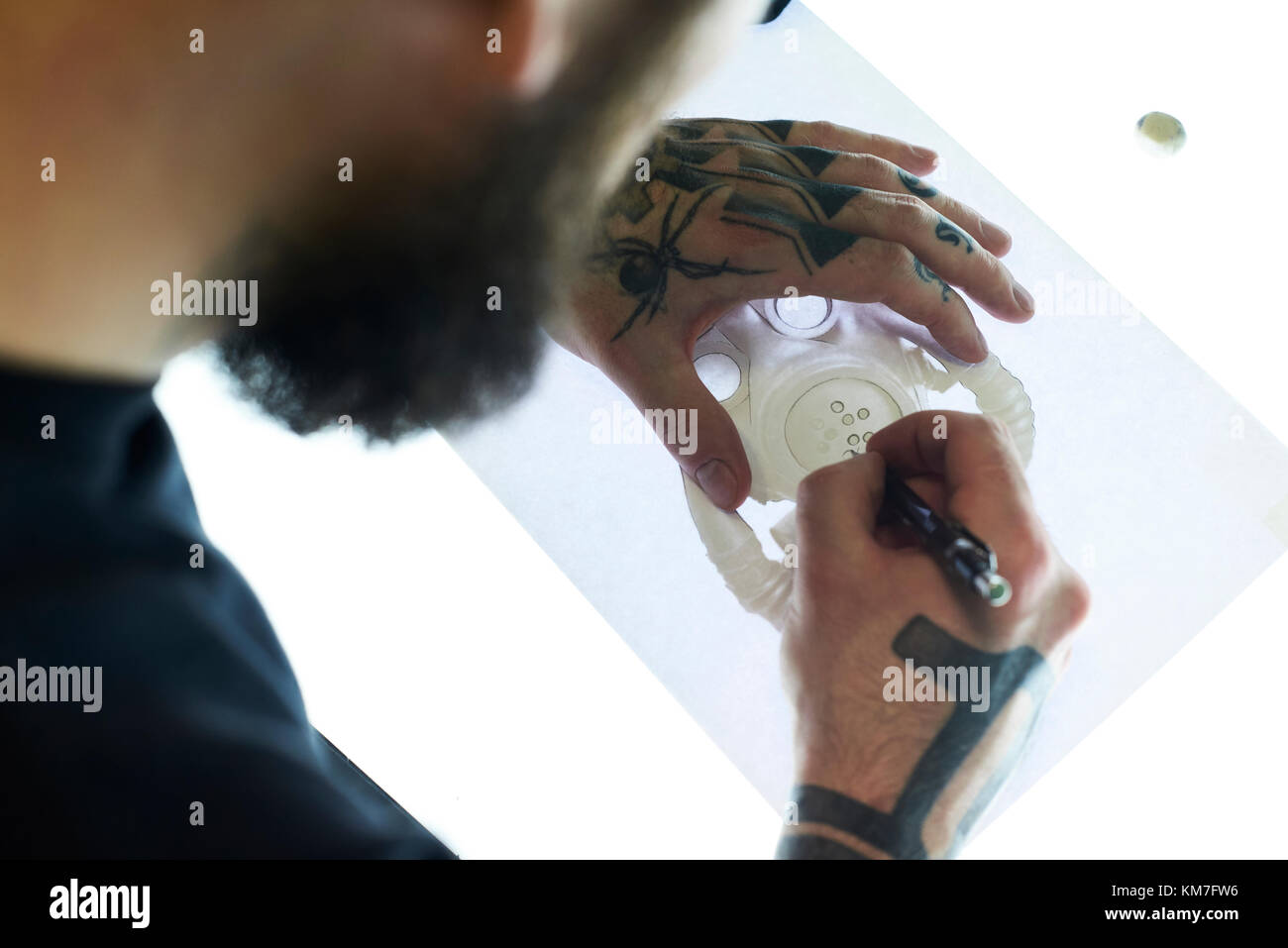 Londra, UK, Tatuaggio artista al lavoro nel suo locale commerciale studio, tattooist Foto Stock